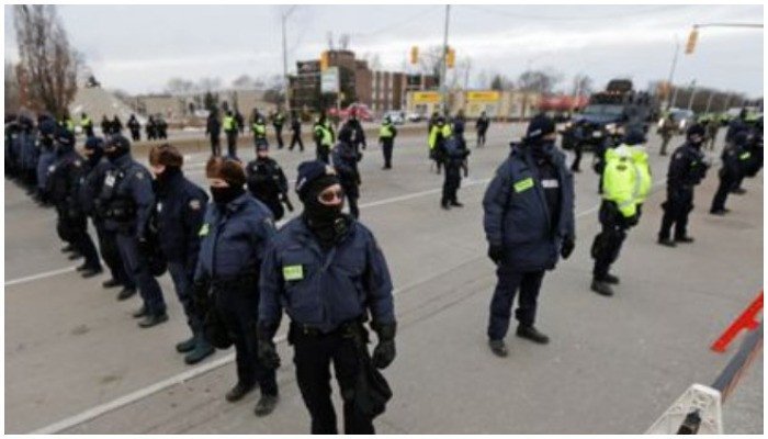 Canadian police arrest protesters, mayor says border bridge crisis over