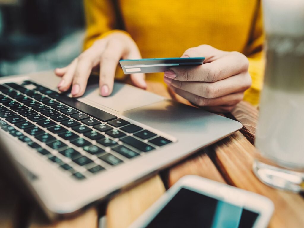 How to Handle Piled Up Credit Card Debt if You Have a Low Cibil Score